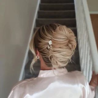 21+ Romantic Updos for Brides With Round Faces