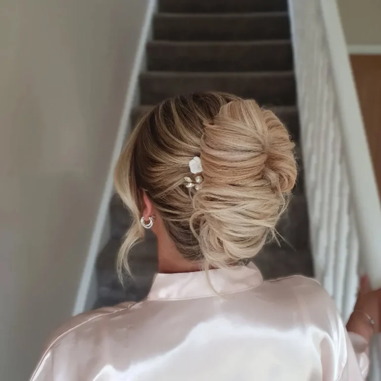 21+ Romantic Updos for Brides With Round Faces