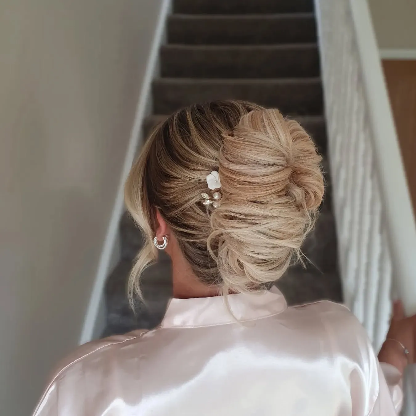 21+ Romantic Updos for Brides With Round Faces